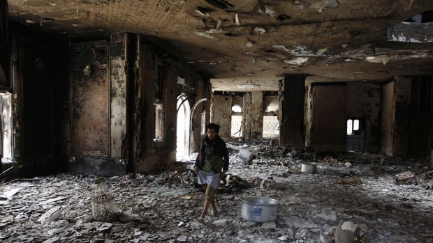 Rebelde avalia dano em sua residência em Sanaa