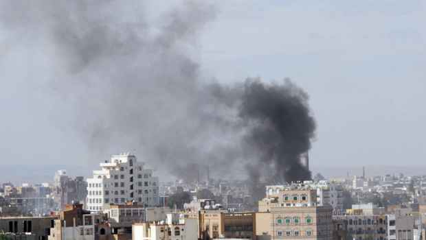 Míssil deixa rastro de fumaça ao atingir casa do líder tribal Sadiq al-Ahmar, em Sanaa