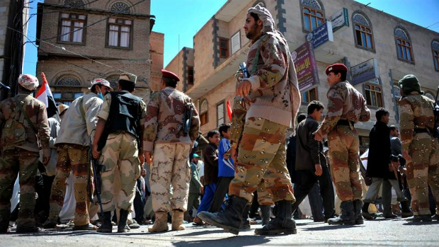 Soldados desertores fazem guarda de manifestantes no Iêmen
