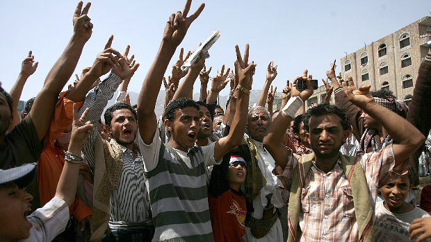 Centenas de manifestantes saíram às ruas de Taez, importante cidade do sudoeste do Iêmen