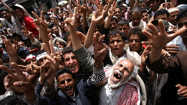 Manifestação em Sana: vácuo no poder causado pela sublevação popular contra o governo seria a razão do governo americano para atacar membros da Al Qaeda que vivem no país.