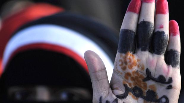 Iemenita pinta as mãos com as cores da bandeira nacional