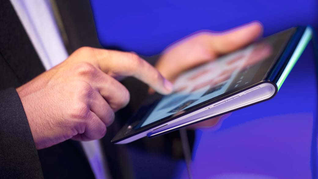 Visitante testa o tablet "S", da japonesa Sony, durante o IFA 2011. A feira de tecnologia acontece entre os dias 02 e 07 de setembro, em Berlim