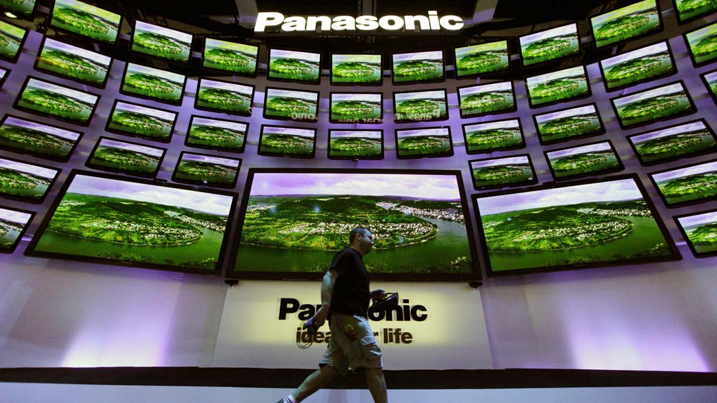 Visitante passa por televisores da Panasonic, em pavilhão da IFA. A feira de tecnologia acontece em Berlim e é aberta ao público entre os dias 02 a 07 de setembro