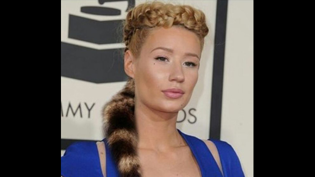Iggy Azalea inova ao usar chapéu russo no Grammy