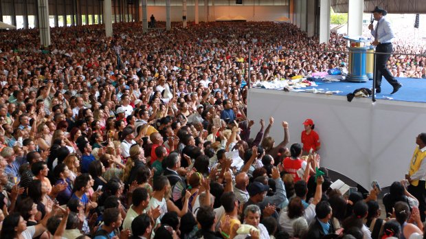 Inauguração da Igreja Mundial do Poder de Deus, em 1º de janeiro, causou caos na Via Dutra. Fieis ouvem o bispo Waldemiro Santiago.