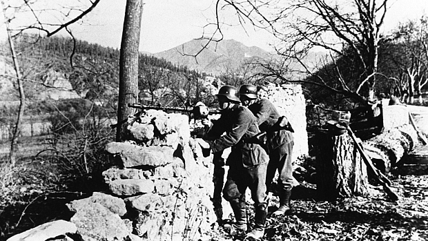 II Guerra: militares alemães atacam sérvios