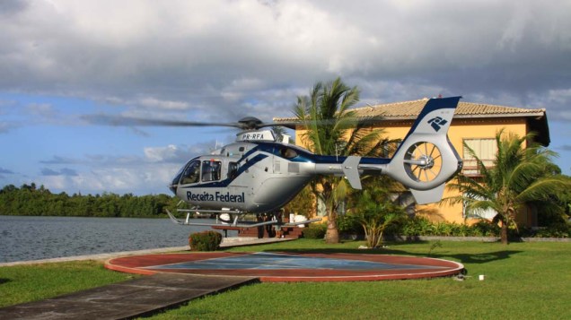 Chegada do helicóptero da Receita Federal em uma das ilhas da Baía de Todos os Santos (BA) que foi um dos alvo da operação nesta quarta-feira