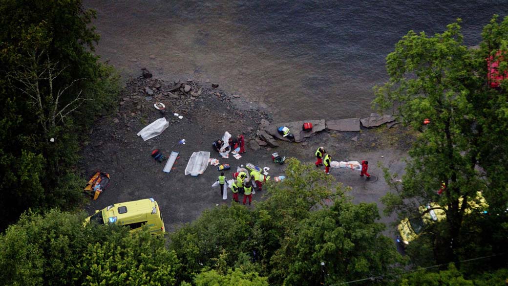 Resgate dos jovens que foram alvo de um tiroteio na ilha Utoya, Noruega. Os jovens lançaram-se à água para fugir dos tiros