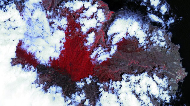 Na foto, feita por satélite com sensor termal, mostra La Gomera, uma das Ilhas Canárias durante o incêndio florestal, a área vermelha é a parte da vegetação que segue saudável, e a queimada é cinza