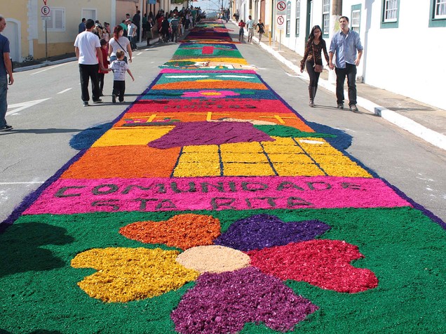 Fiéis apreciam os tapetes de Corpus Christi, montados nas ruas da cidade de Santana de Parnaíba (SP) - 26/05/2016