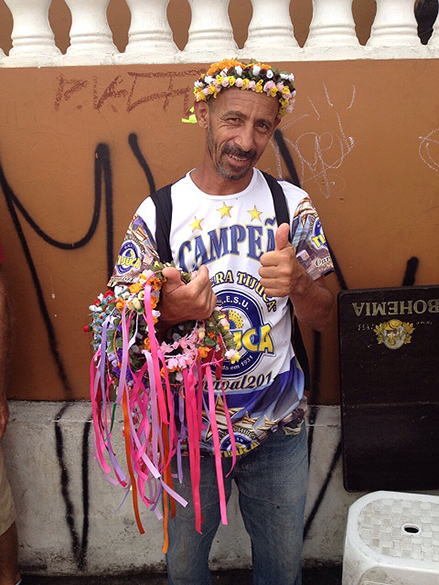 Em São Paulo, ambulante vende coroa de flores durante o Carnaval. Valor vai de 10 a 30 reais