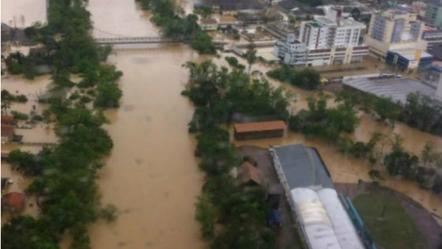 A água da chuva invadiu ruas e casas em Rio do Sul, em Santa Catarina