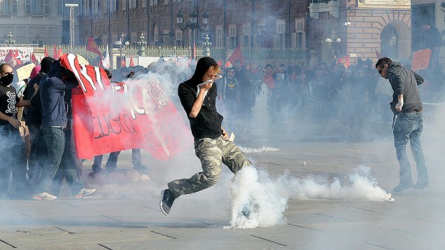   Manifestantes e polícia se enfrentam na praça Castello, em Turim, na Itália, nesta sexta-feira (17)