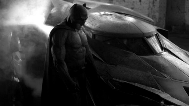 Henry Cavill mostra foto exclusiva de herói em “Batman vs Superman”;  confira