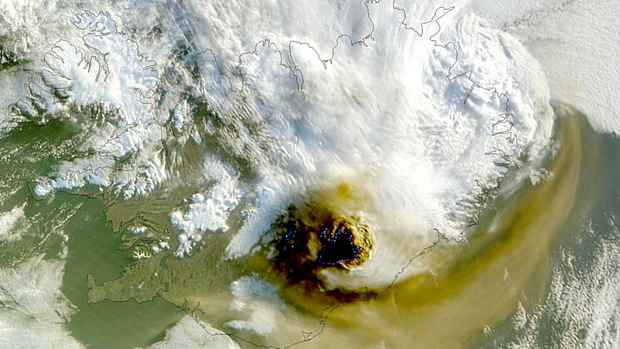 Imagem de satélite liberada pela NASA mostra a fumaça saindo do vulcão Grimsvotn, na Islândia