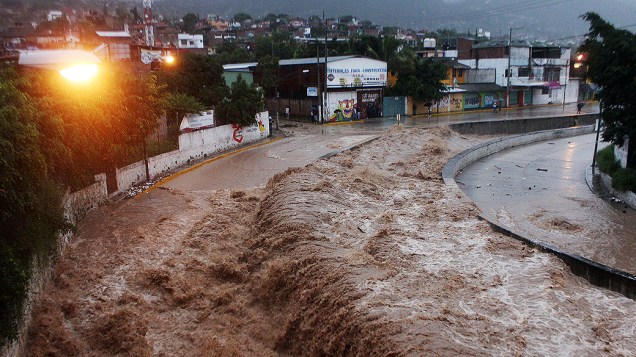 Visão geral do rio Huacapa que transbordou hoje, em Chilpancingo, no México