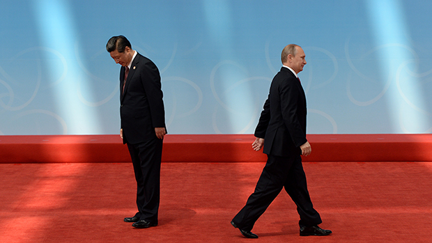 Em Xangai, o presidente russo, Vladmir Putin, foi recebido pelo presidente chinês Xi Jinping