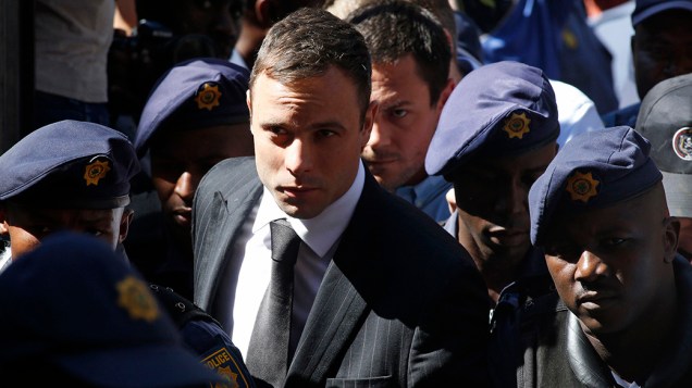 Em Petrória, Oscar Pistorius foi condenado a cinco anos de prisão, em regime fechado, pela morte da namorada Reeva Steenkamp, em sua casa, no ano passado