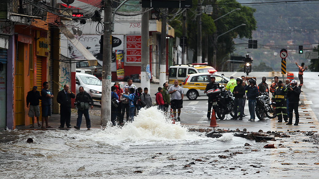 Vazamento de água interditou a avenida Elísio Teixeira Leite, na Zona Norte de São Paulo