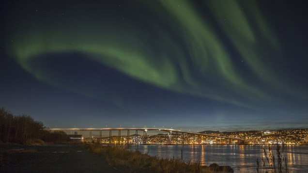 Aurora boreal ilumina o céu da cidade de Tromso, ao norte da Noruega