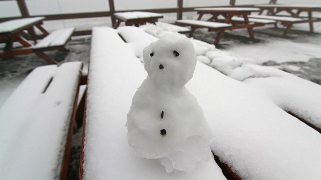 Após ter nevado a noite toda, boneco de neve foi feito na montanha Brocken, na cordilheira do Harz, na Alemanha