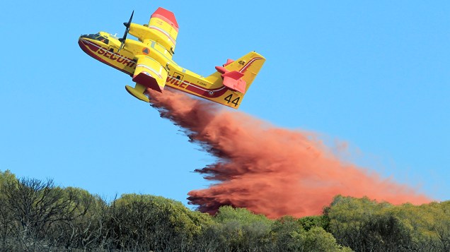 Avião combate fogo em floresta de Ajaccio, na França