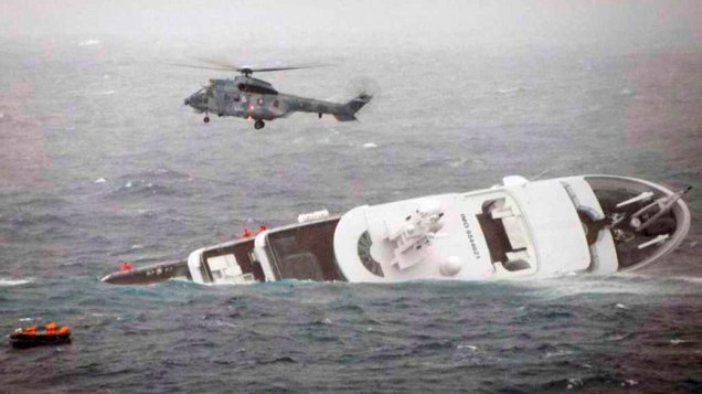 Iate francês naufraga e Guarda Costeira resgata oito na costa da Grécia