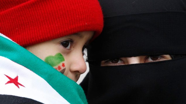 Em Istambul, na Turquia, mãe leva filho para protesto conta o presidente sírio Bashar Al-Assad