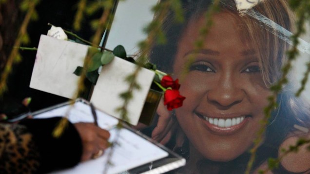 Homenagens na entrada do funeral da cantora Whitney Houston, em Nova Jersey