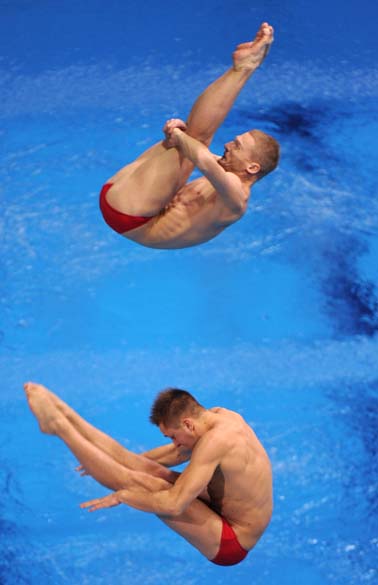 Dupla da Lituânia durante salto sincrônizado, nos testes para a Olímpiadas de Londres