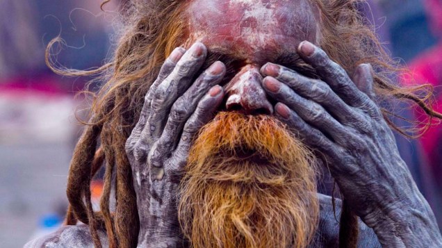 Homem pinta o rosto durante o festival Maha Shivaratri, no Nepal