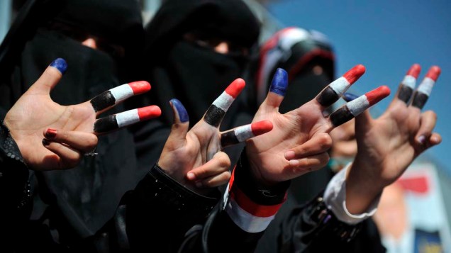Mulheres com os dedos pintados com as cores da bandeira do Iêmen em apoio ao candidato a presidência Abdo-Rabbo Mansour Hadi, em Saana