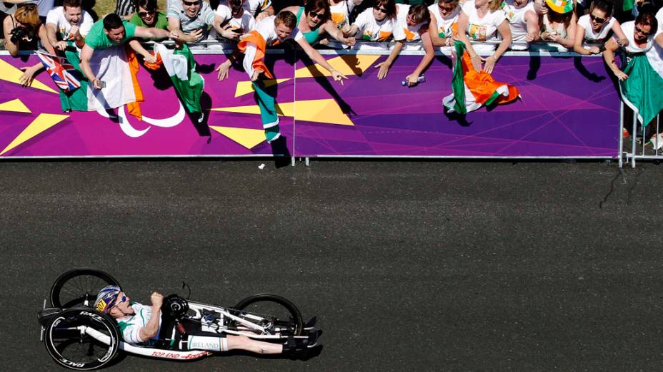 O irlandês Mark Rohan comemora medalha de ouro no ciclismo de mão, nos Jogos Paralímpicos de Londres, em 07/09/2012