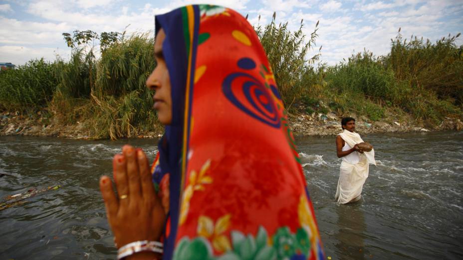 No Nepal, devotos rezam durante o festival Chhat, no rio Bagmati