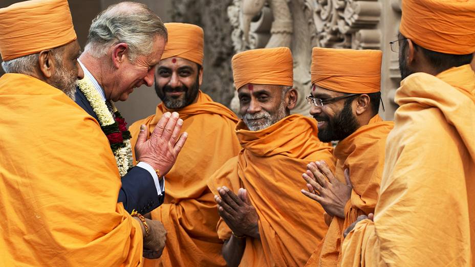 Príncipe Charles cumprimenta sacerdotes durante visita ao templo Akshardham, em Nova Déli, nesta sexta-feira (08)