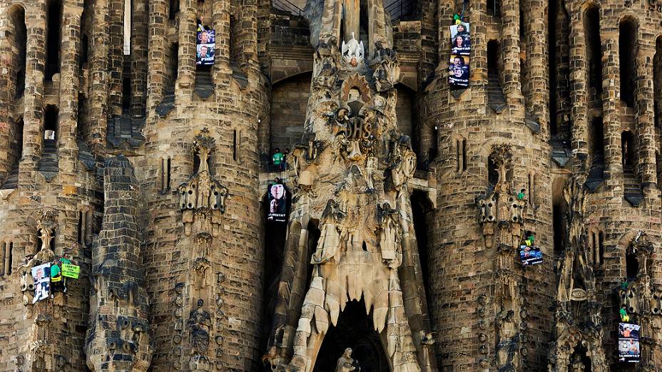 Ativistas do Greenpeace se penduraram na Catedral da Sagrada Família, em Barcelona, na Espanha, nesta sexta-feira (8). Os integrantes da organização pedem libertação de membros da ONG presos na Rússia