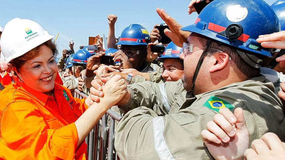 A presidente Dilma Rousseff cumprimenta trabalhadores durante a cerimônia de entrega da Plataforma P-58 no Estaleiro Honório Bicalho, localizada no Polo Naval de Rio Grande, no Rio Grande do Sul, nesta sexta-feira (8)