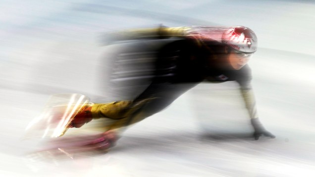 Patinador de alta velocidade durante treino para os Jogos Olímpicos de Inverno de 2014 em Sochi, na Rússia