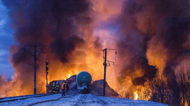 Fotografia divulgada pelo Ministério para Situações de Emergênciada da Rússia mostra o descarrilamento de um trem carregado com combustível em Kirov, nesta quarta-feira (05)
