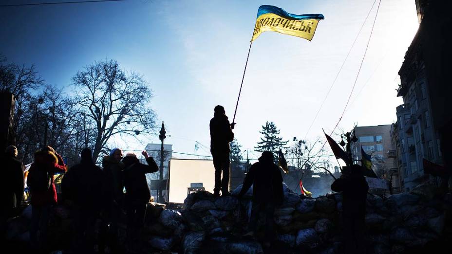 Ucranianos fazem vigília em uma barricada montada em Kiev, nesta quinta-feira (06)