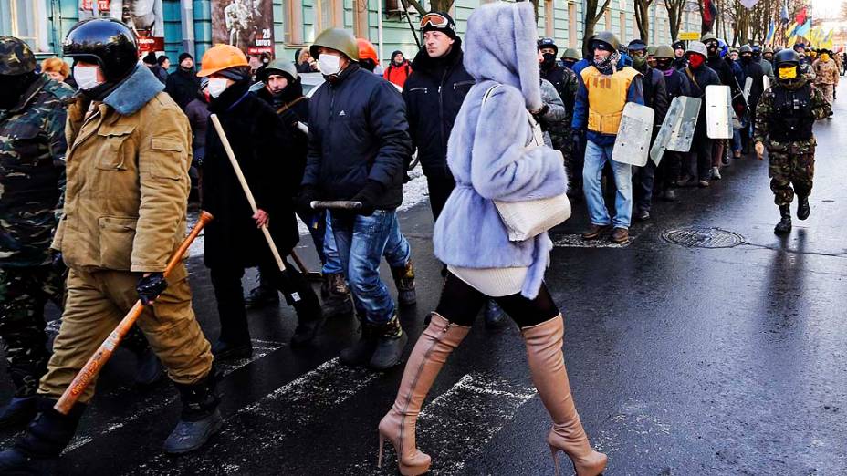 Manifestantes seguem em direção à sede do Parlamento da Ucrânia, em Kiev, para participar de um novo protesto contra o governo do país, nesta quinta-feira (06)