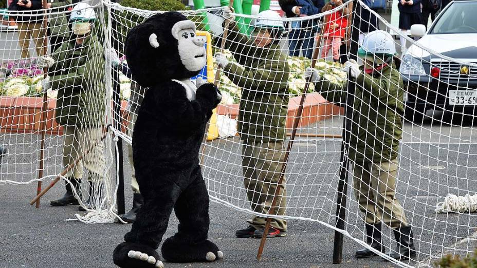 Tratadores recebem treinamento para capturar animal que fugir de zoológico, no Japão