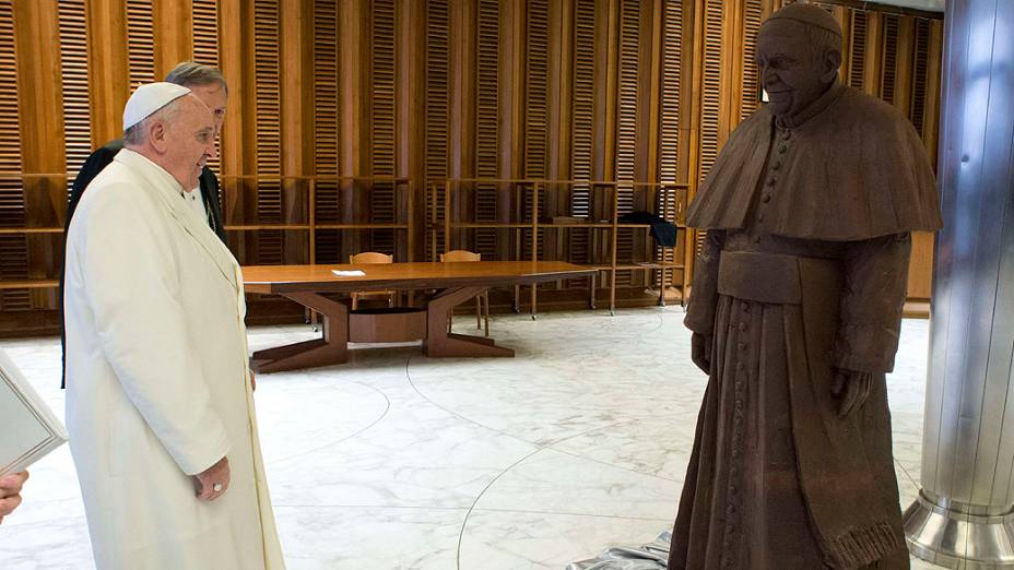 O papa Francisco observa estátua de chocolate que reproduz o pontífice em tamanho real