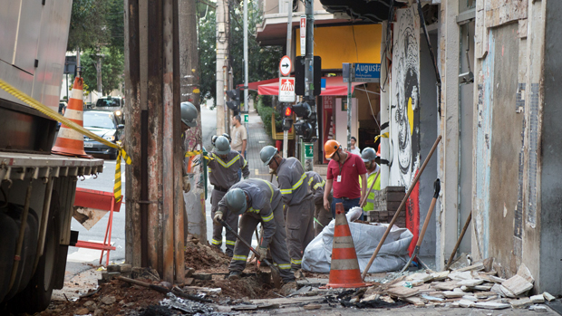 Operários trabalham, na manhã desta sexta-feira (07/02), no local onde houve explosão na tubulação de gás, na esquina da Rua Augusta com a Alameda Jaú