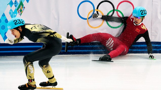 O chinês Shi Jingnan cai durante competição da patinação de velocidade dos Jogos Olímpicos de Inverno de Sochi-2014
