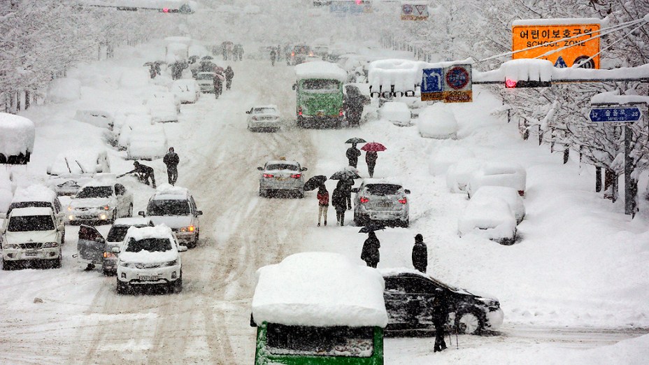 Rua ficou totalmente coberta por uma camada de mais de um metro de neve nesta segunda-feira (10), na cidade de Gangneung, na Coreia do Sul