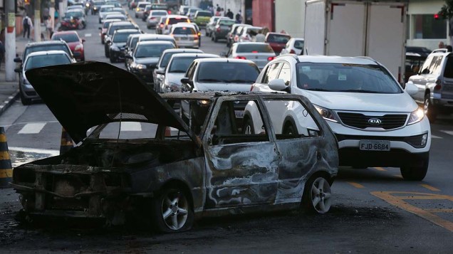 Três carros são incendiados no bairro do Rio Pequeno, na Zona Oeste de São Paulo, em protesto contra a morte da jovem Larissa Leite da Silva, de 17 anos, que morreu em uma troca de tiros entre um policial civil de folga e criminosos