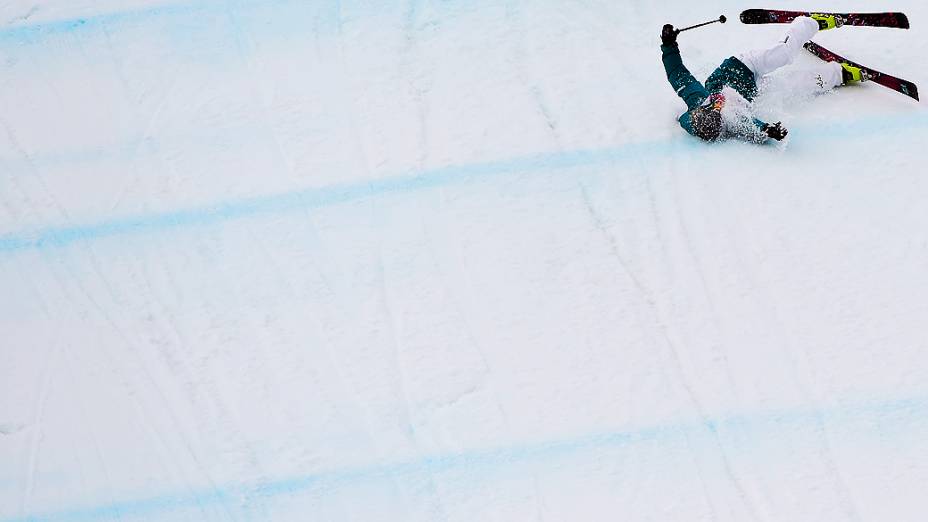 A australiana Anna Segal cai durante prova do esqui estilo livre nos Jogos de Inverno de Sochi, nesta terca-feira (11)