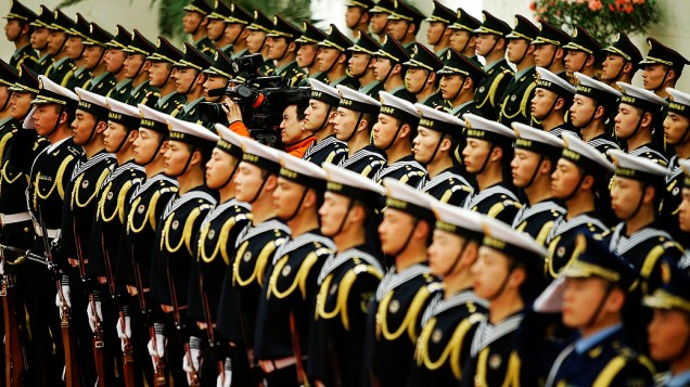 Membros da guarda de honra do exército chinês aguardam o início da cerimônia de boas-vindas para o presidente do Paquistão Hussain em Pequim